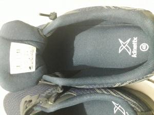 Kinetix, Bağcık Altındaki Barkotta 44 Yazıyor, Topuk Altında 45 Yazıyor.