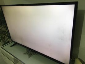 Vestel 49ub8300 Kod Numaralı Tv, Ekranda 7-8 Bölgesinde Ekranda Lekeler Var