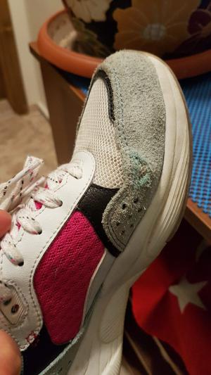 Skechers Ayakkabının Yan Tarafı Eridi