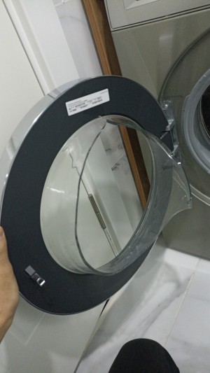 Bosch Çamaşır Makinesi Çalışırken Ön Cam Paramparça Oldu