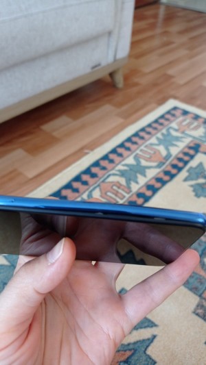 Hepsiburada Cep Telefonu Nerdeyse Enine Olan Kısımdan 2 Ye Ayrılmış 3-4 Cm Kadar Yüzeyi (ekran Kısmı) Bombeli