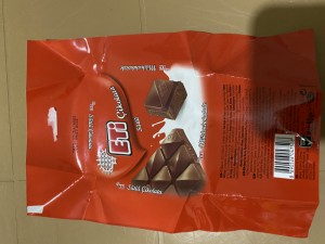 Eti Çikolatanın Rengi Beyaz Ve Üzerinde Tuhaf Şekiller Var