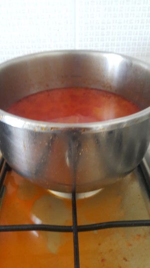 Karaca Düdüklü Tencere Taşırıyor