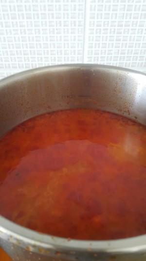 Karaca Düdüklü Tencere Taşırıyor