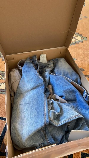 Aseltesetturr Elbise Yerine Yırtık Pantolon Doldurup Göndermişler Kutu İçinde.