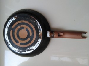 Tefal Tava Aldım. Bir Yıl Olmadan Haşatı Çıktı.